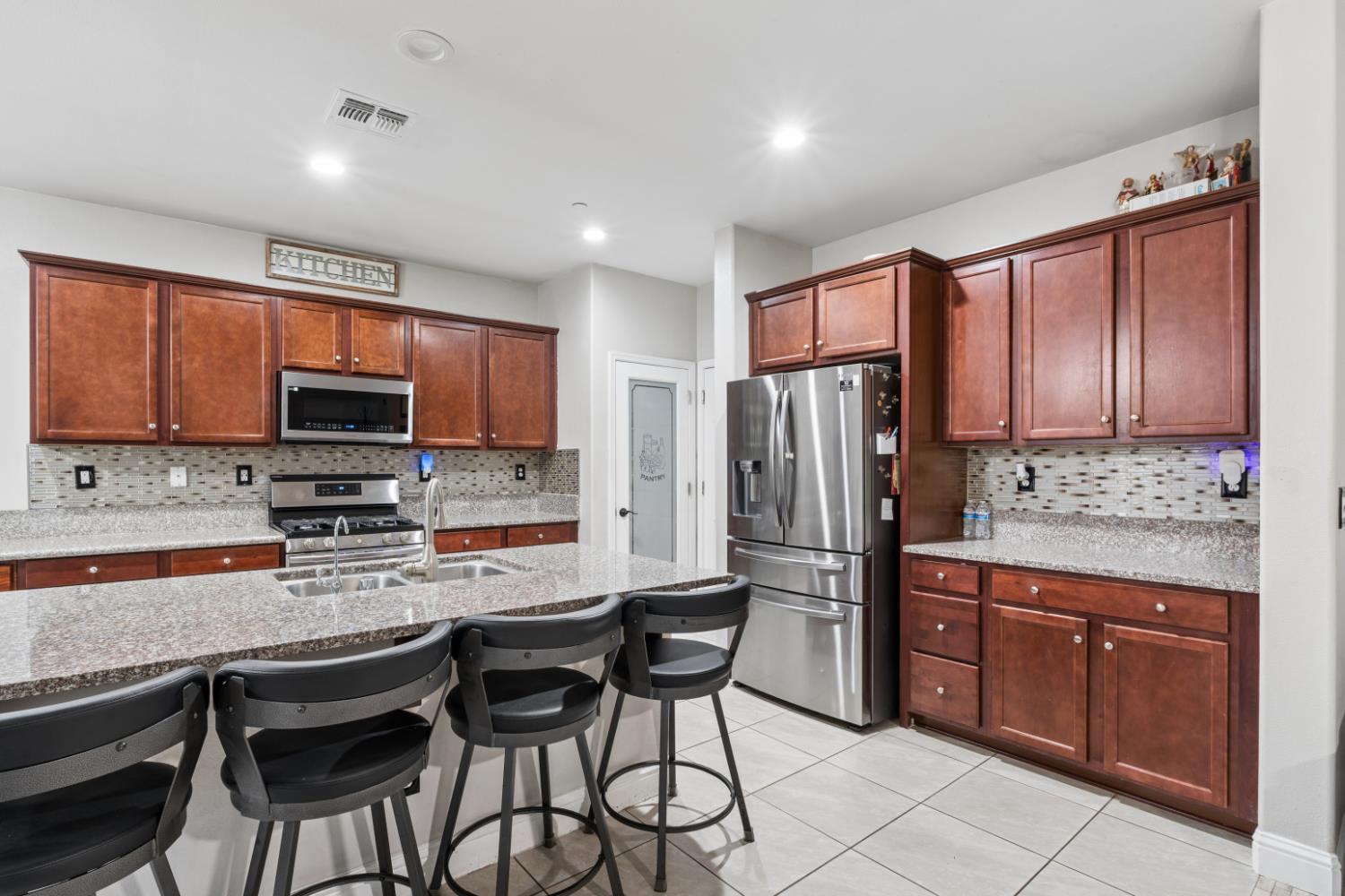 375 Saint Montelena Ct, Madera, CA 93637
