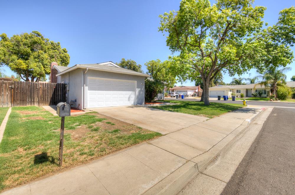 1645 Renn Ave, Clovis, CA 93611