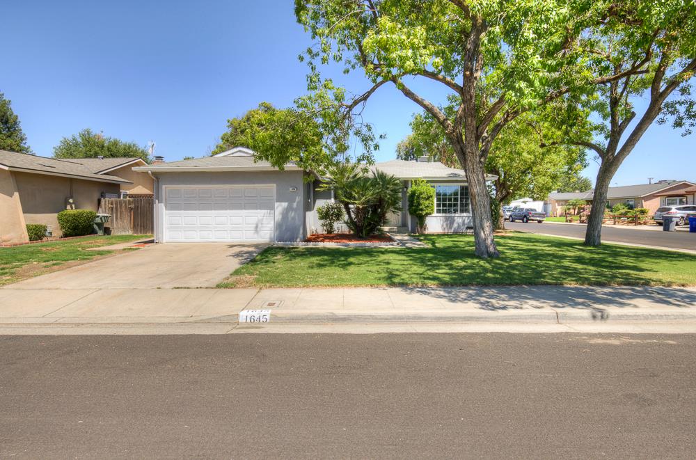 1645 Renn Ave, Clovis, CA 93611