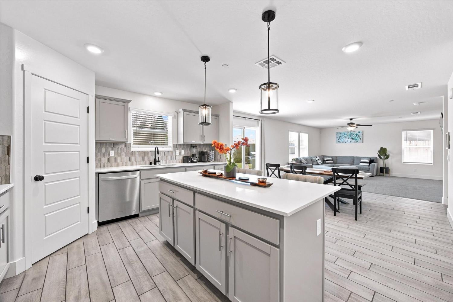 6604 Voyageurs Dr, Bakersfield, CA 93311