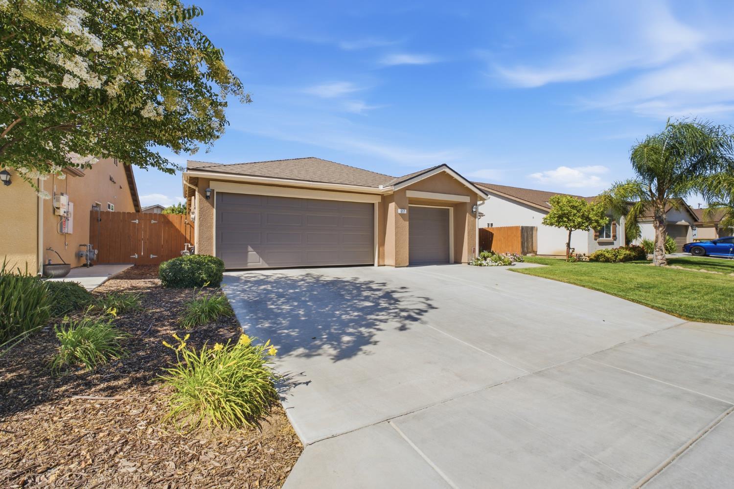 617 Sarah Ln, Dinuba, CA 93618