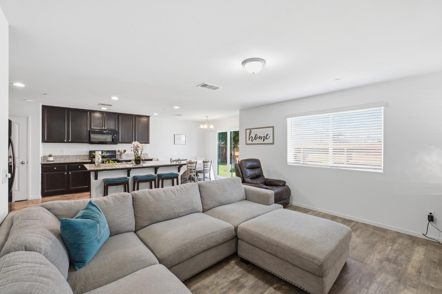 617 Sarah Ln, Dinuba, CA 93618
