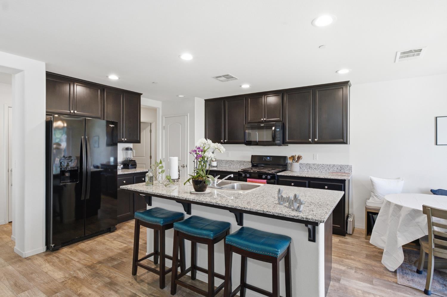 617 Sarah Ln, Dinuba, CA 93618