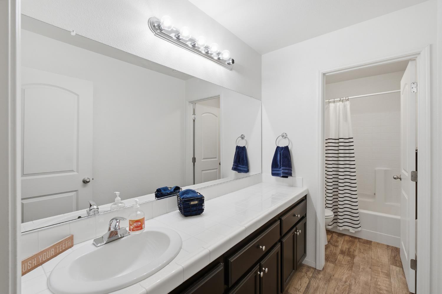 617 Sarah Ln, Dinuba, CA 93618