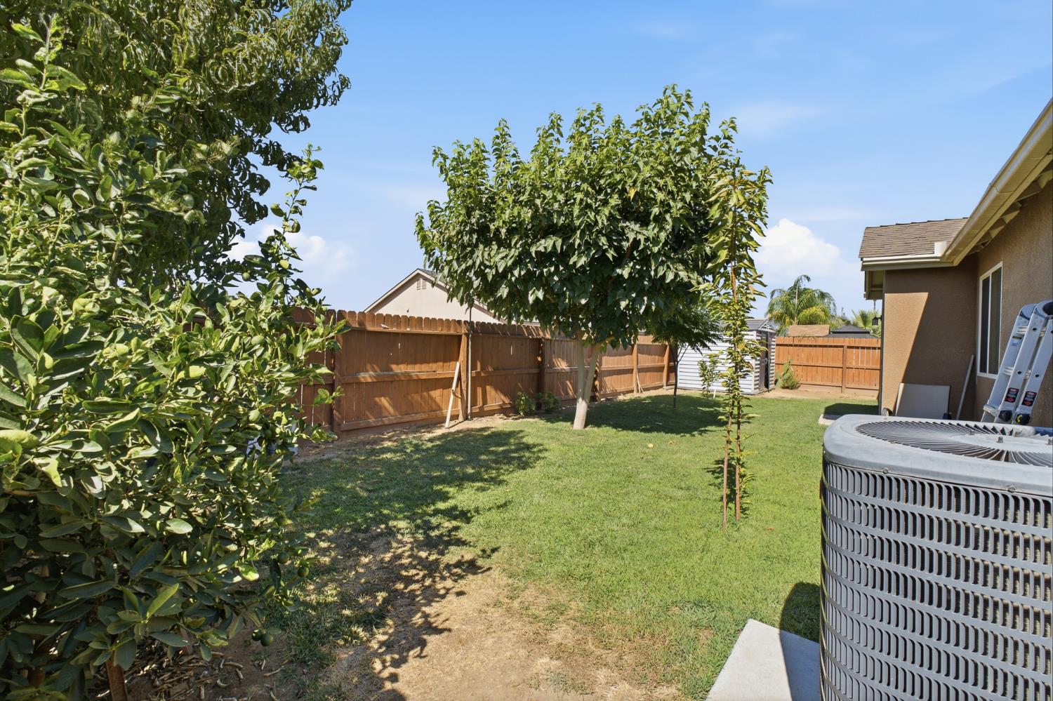 617 Sarah Ln, Dinuba, CA 93618