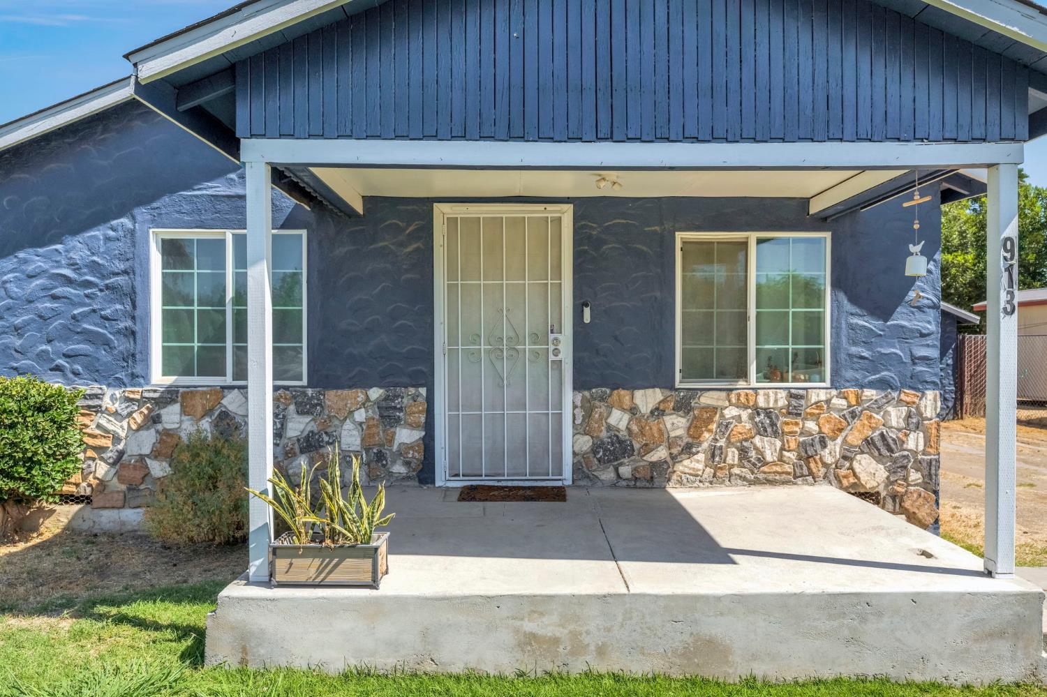 913 Garfield Ave, Madera, CA 93638