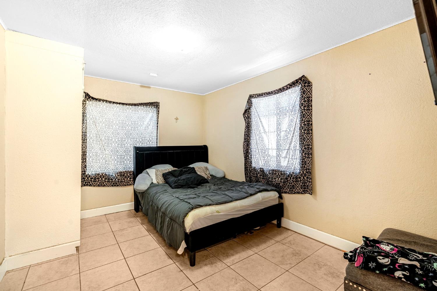 913 Garfield Ave, Madera, CA 93638