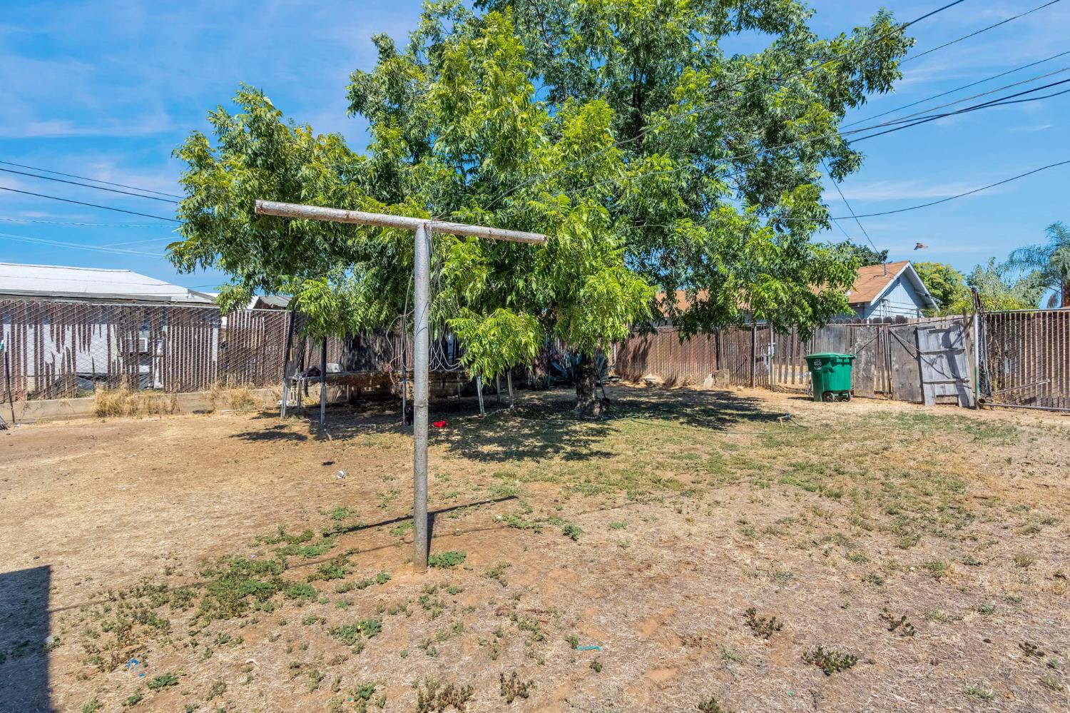 913 Garfield Ave, Madera, CA 93638