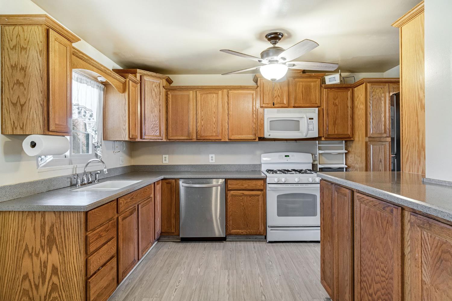 5064 E Hammond Ave, Fresno, CA 93727