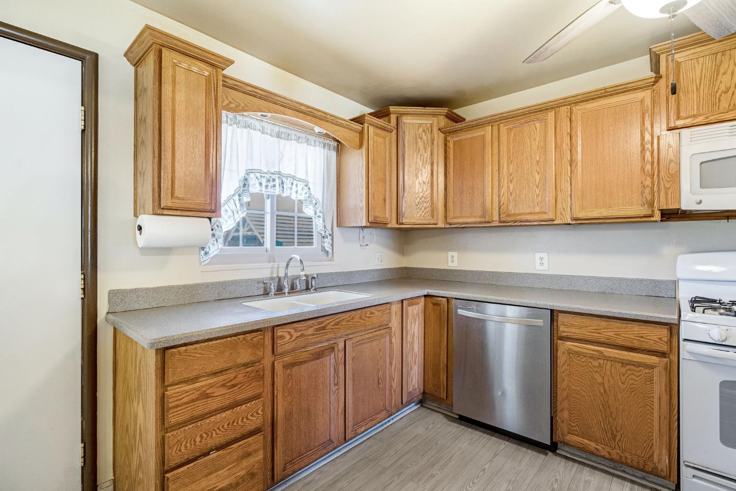 5064 E Hammond Ave, Fresno, CA 93727