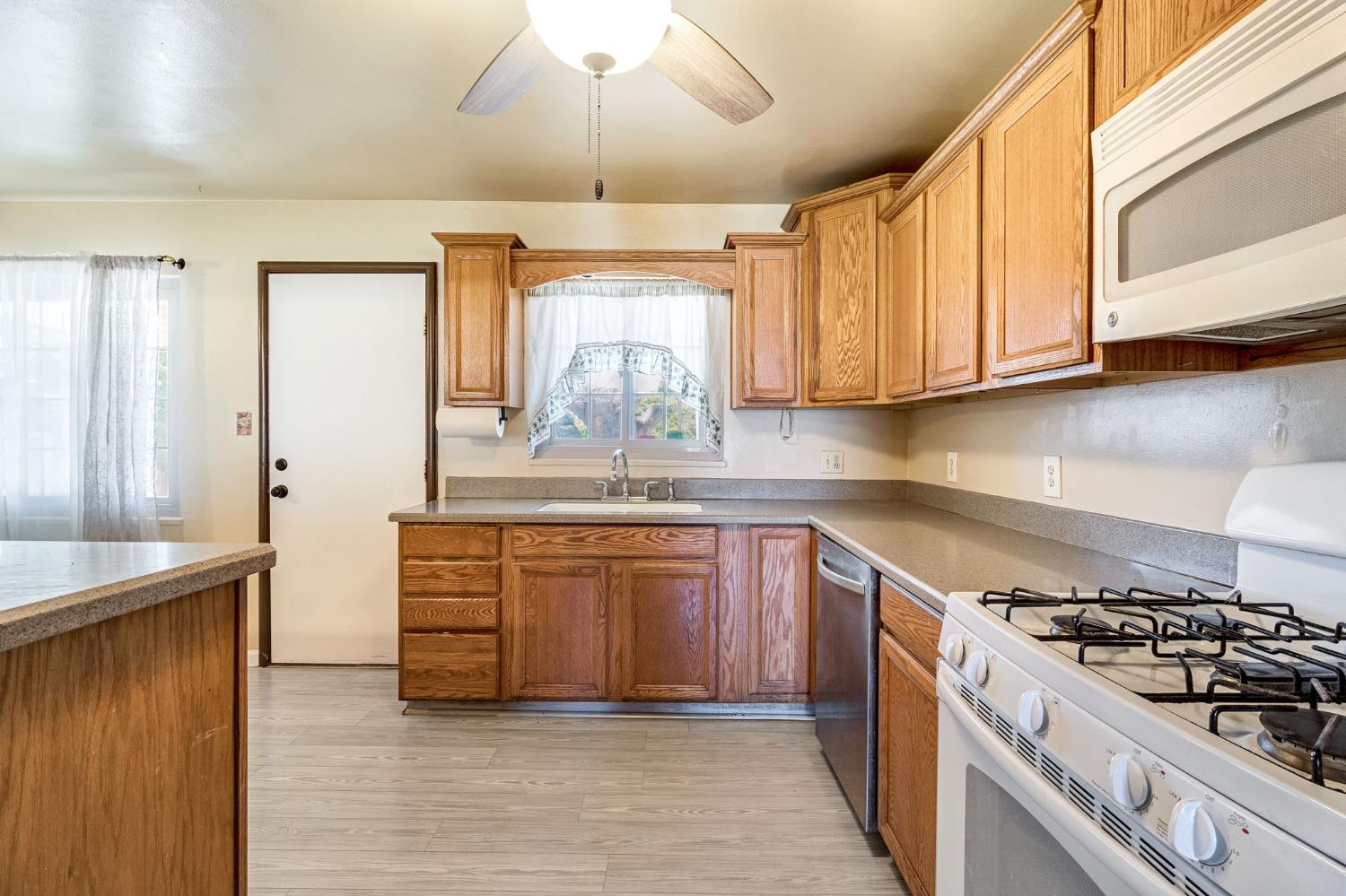 5064 E Hammond Ave, Fresno, CA 93727