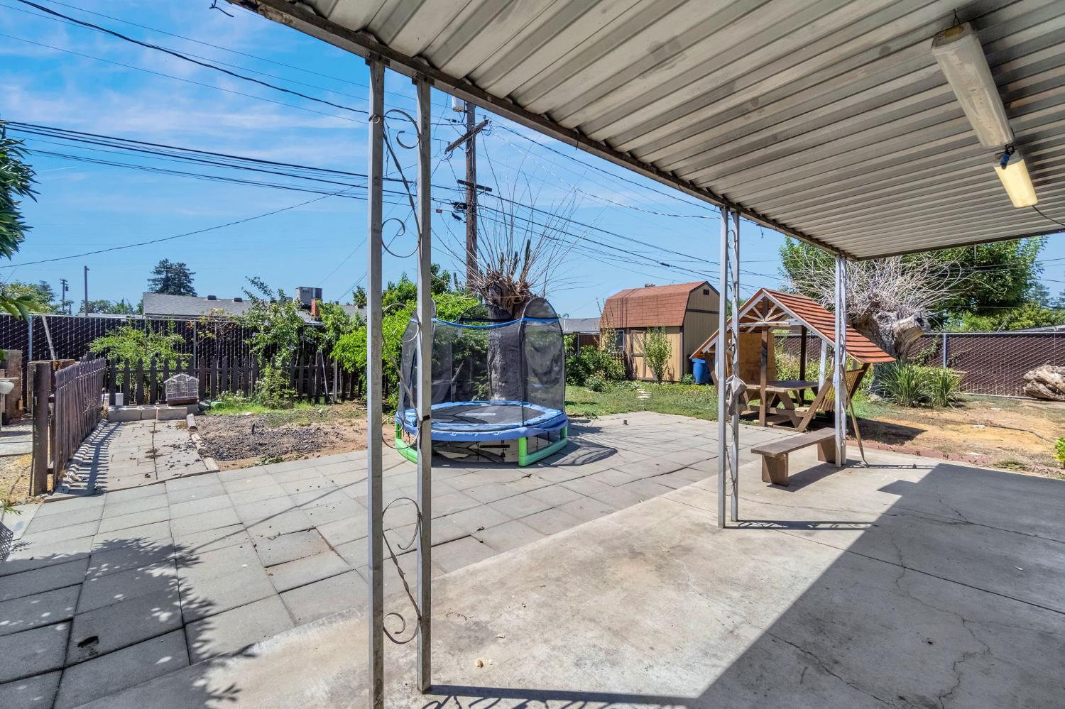 5064 E Hammond Ave, Fresno, CA 93727