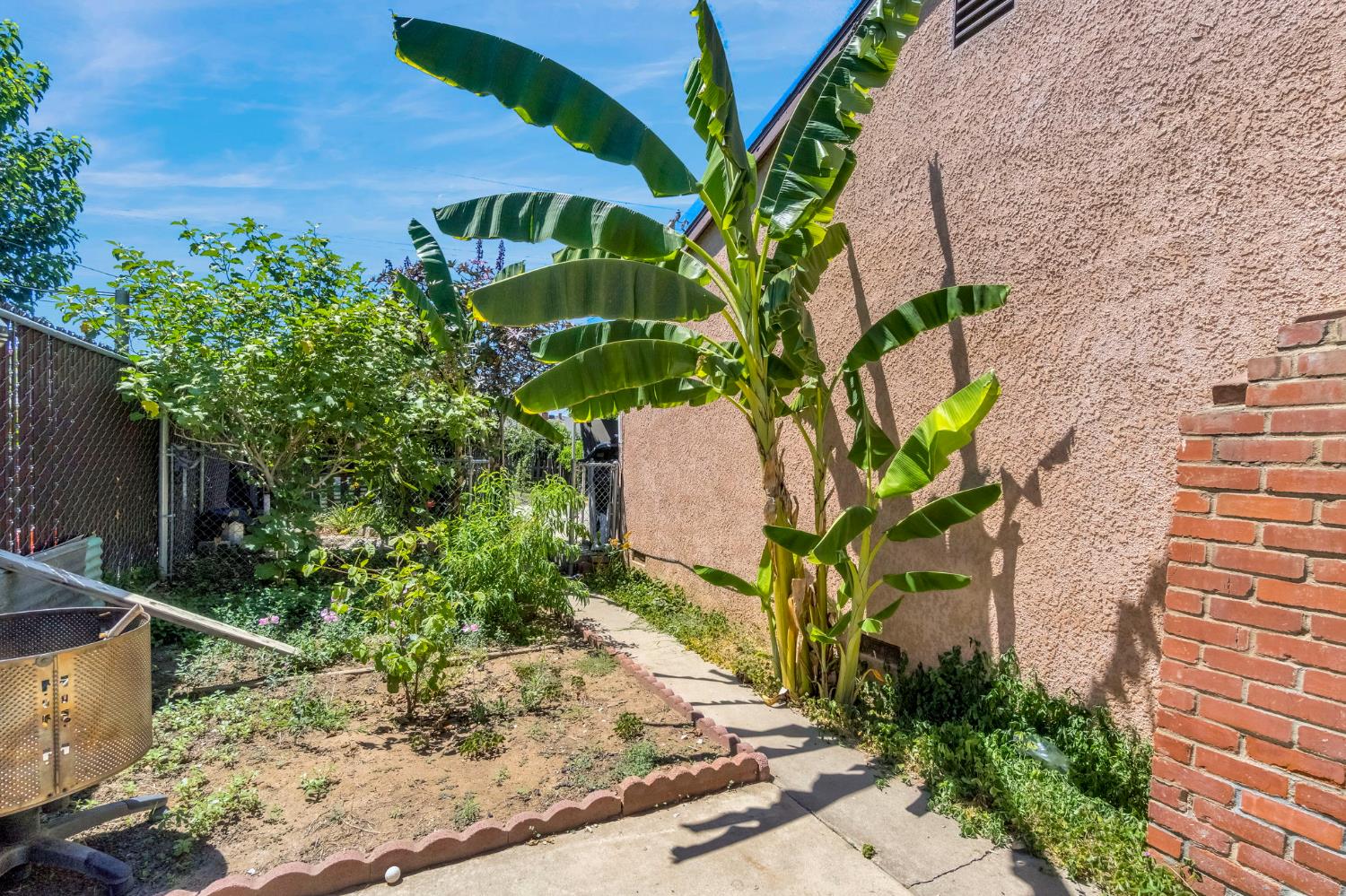 5064 E Hammond Ave, Fresno, CA 93727