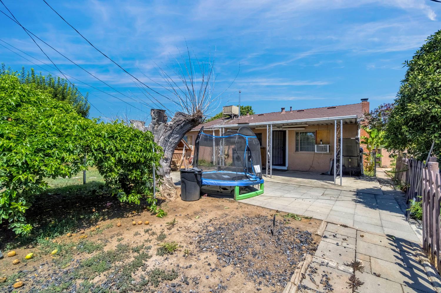 5064 E Hammond Ave, Fresno, CA 93727