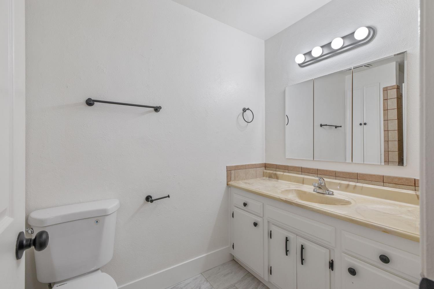 5451 W Santa Ana Ave, Fresno, CA 93722