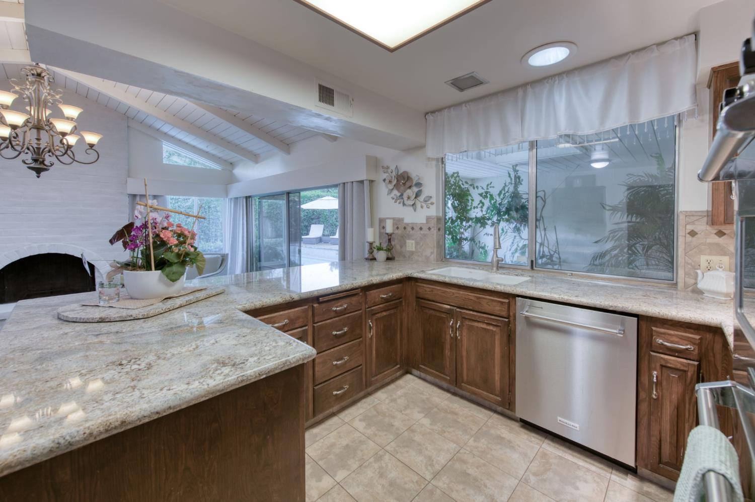 1687 W Dovewood Ln, Fresno, CA 93711