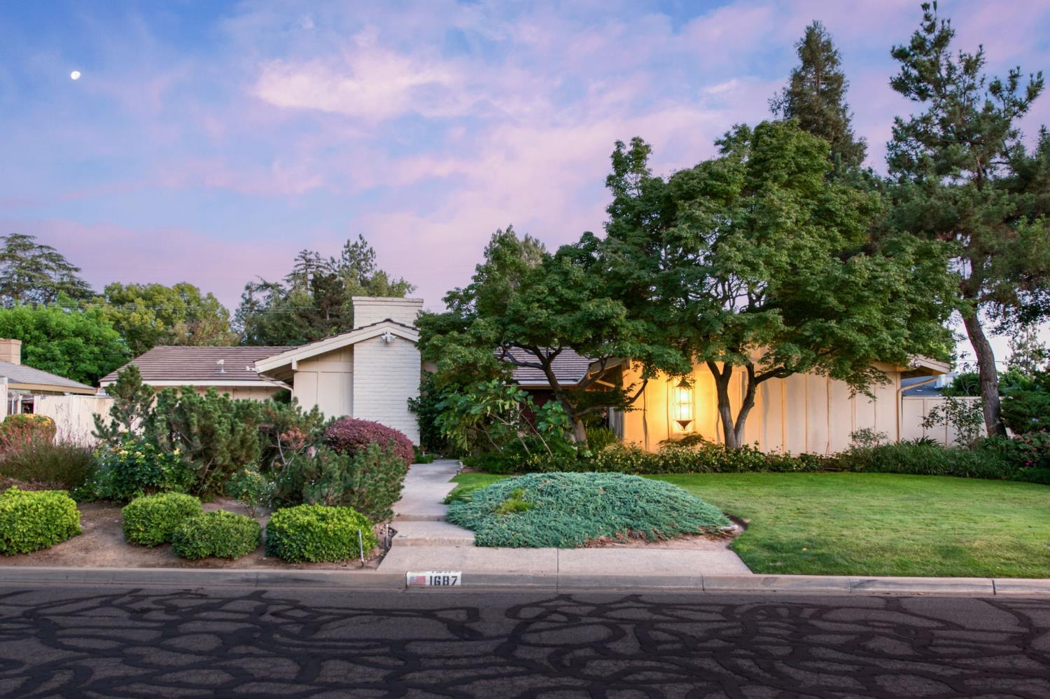 1687 W Dovewood Ln, Fresno, CA 93711