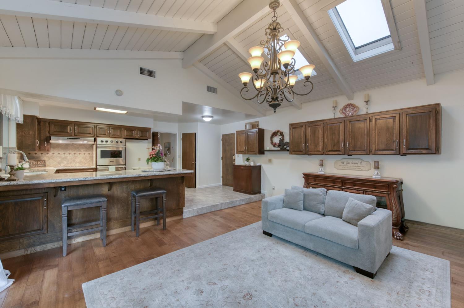 1687 W Dovewood Ln, Fresno, CA 93711