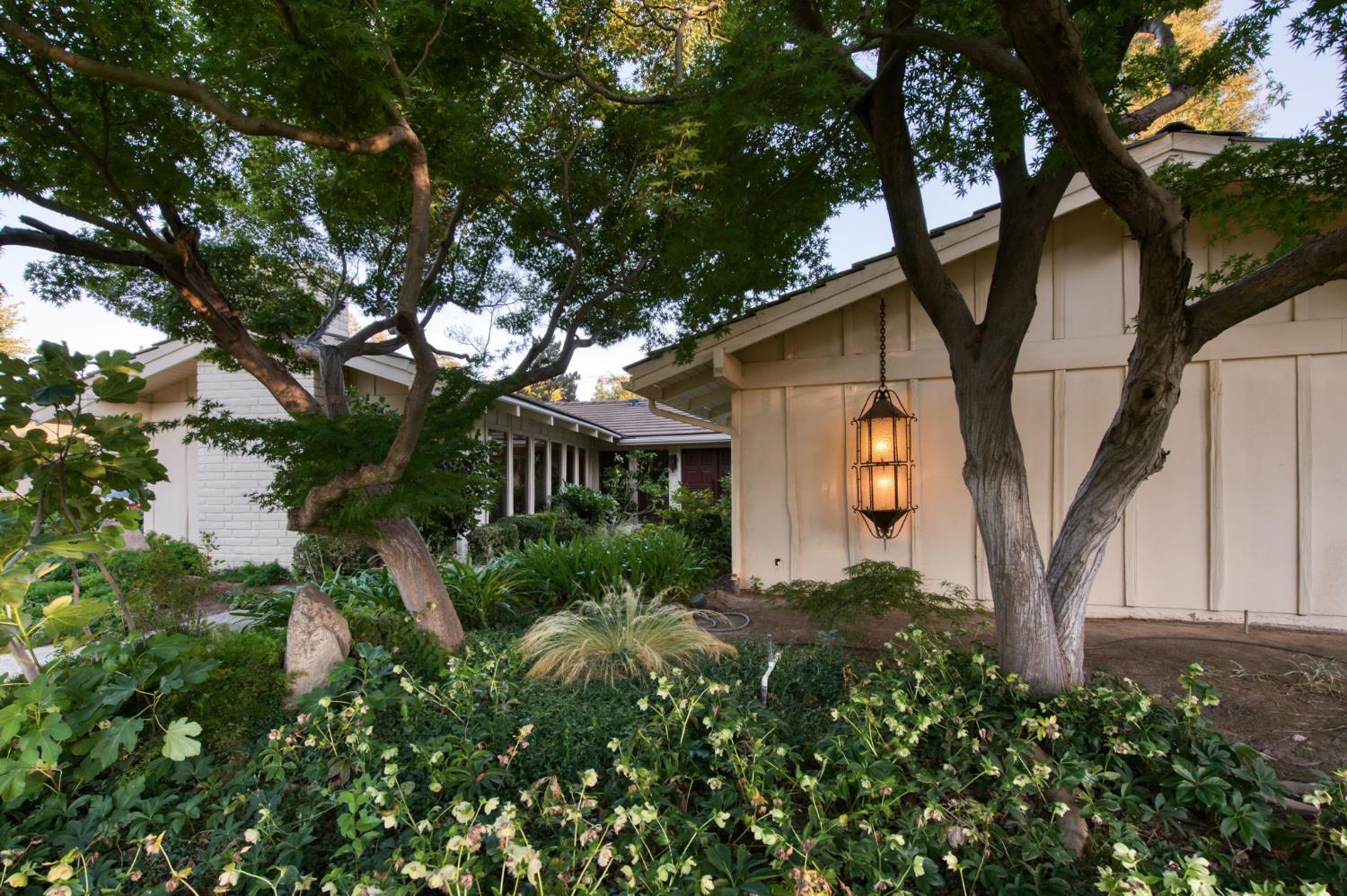 1687 W Dovewood Ln, Fresno, CA 93711