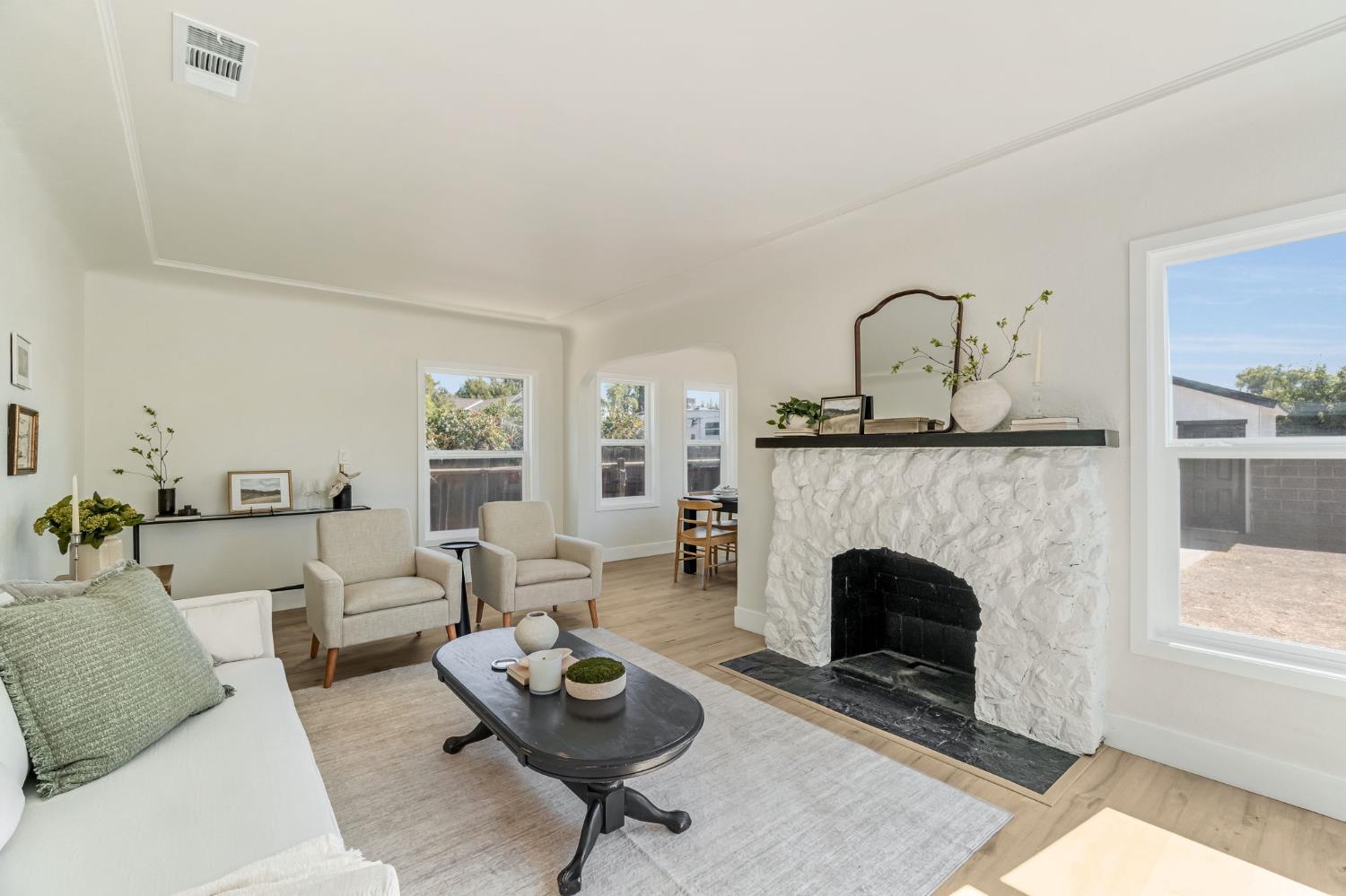 4245 E Ball Ave, Fresno, CA 93702