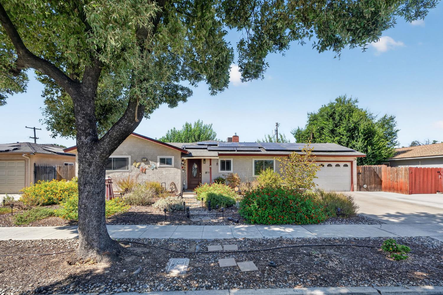 4553 E Redlands Ave, Fresno, CA 93726