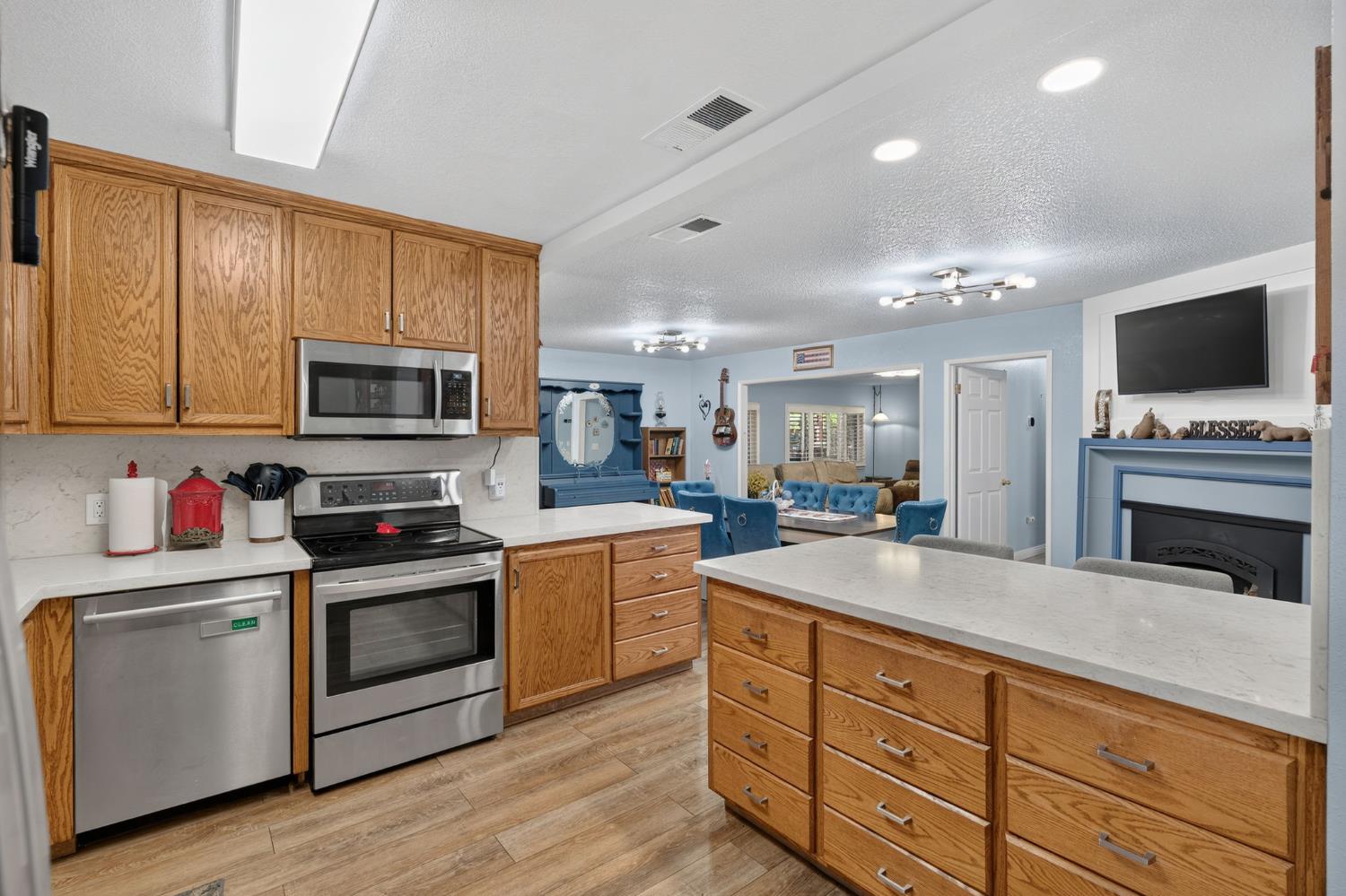4553 E Redlands Ave, Fresno, CA 93726