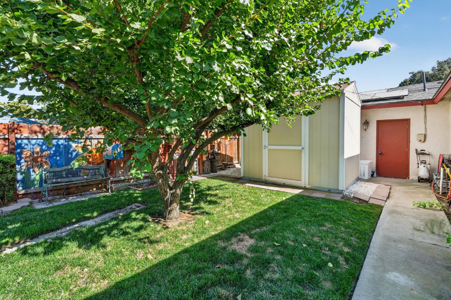 4553 E Redlands Ave, Fresno, CA 93726