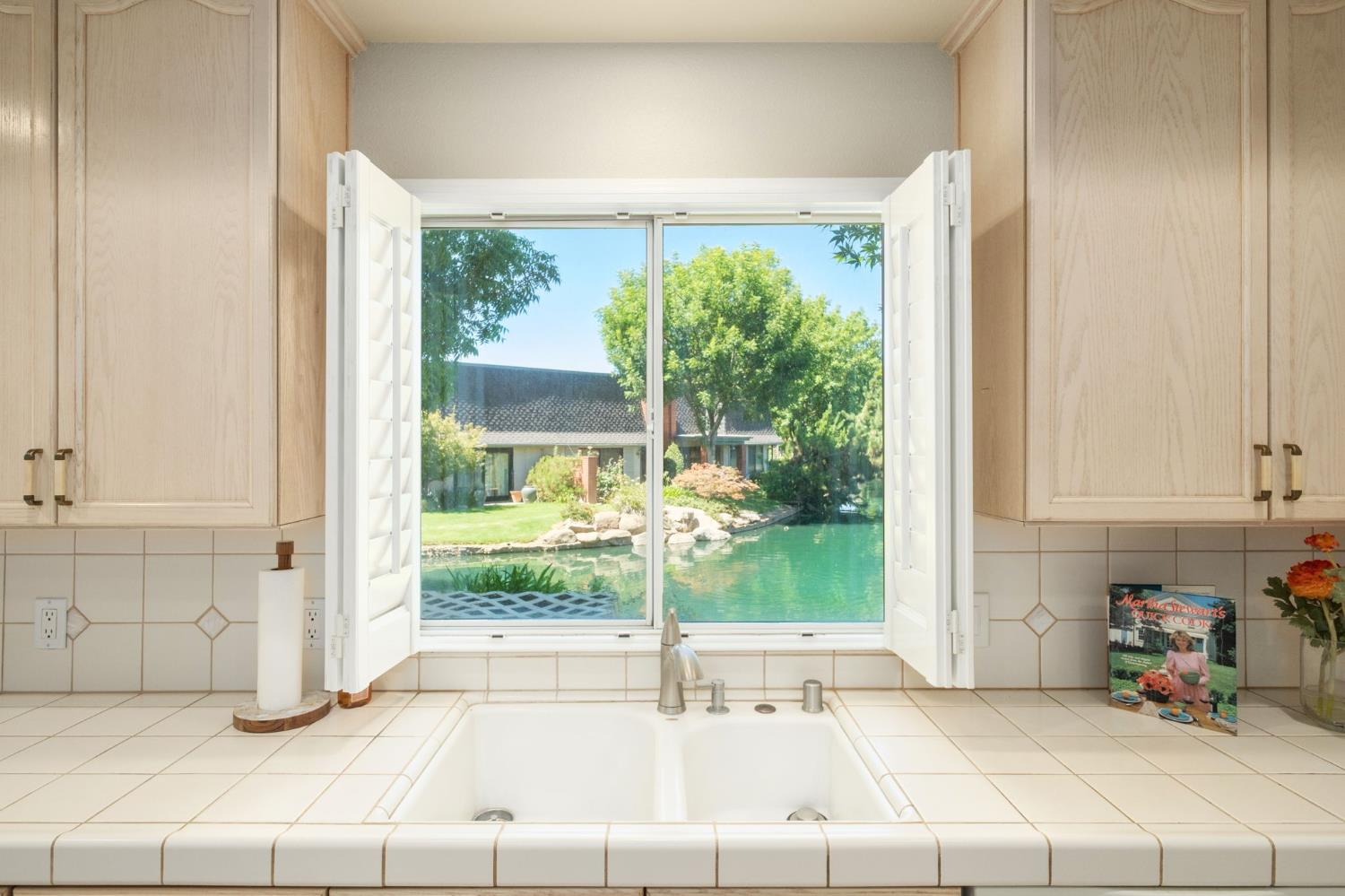 2888 W Kensington Ln, Fresno, CA 93711