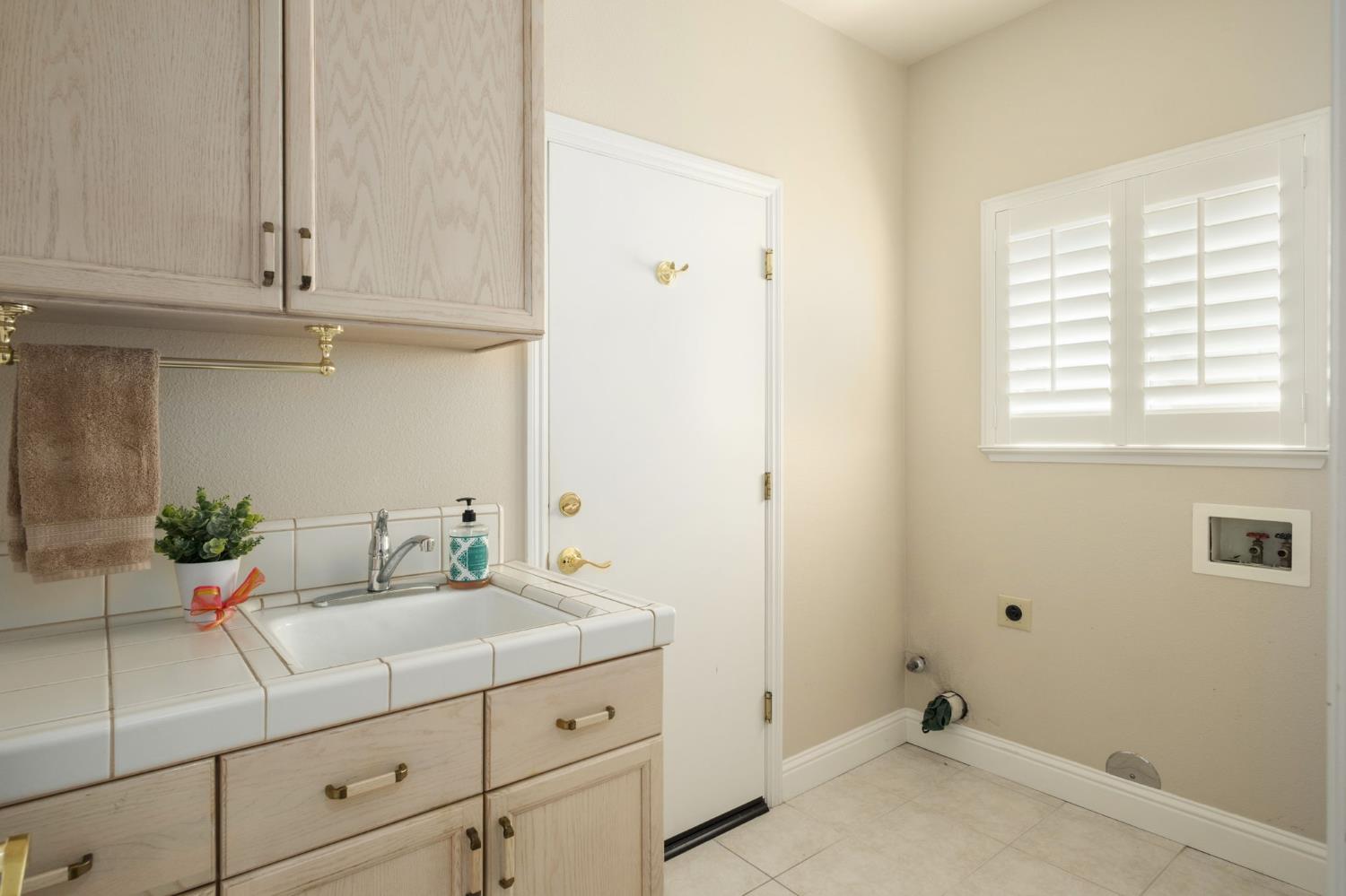 2888 W Kensington Ln, Fresno, CA 93711