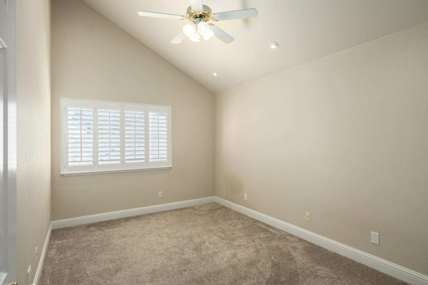 2888 W Kensington Ln, Fresno, CA 93711