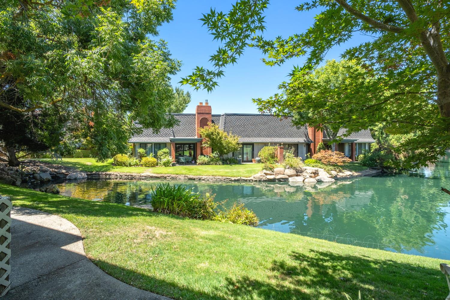 2888 W Kensington Ln, Fresno, CA 93711