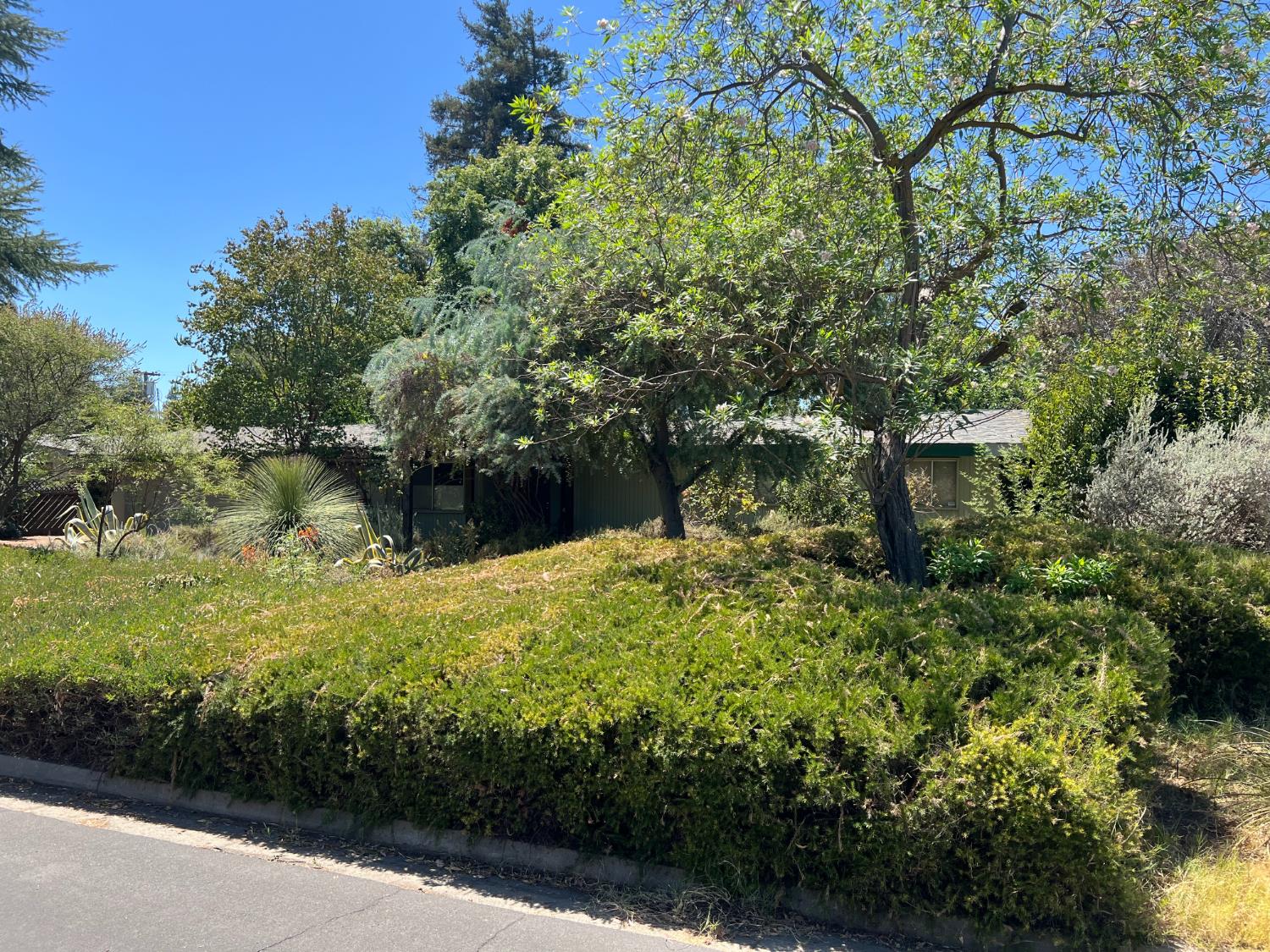 5493 N Roosevelt, Fresno, CA 93704