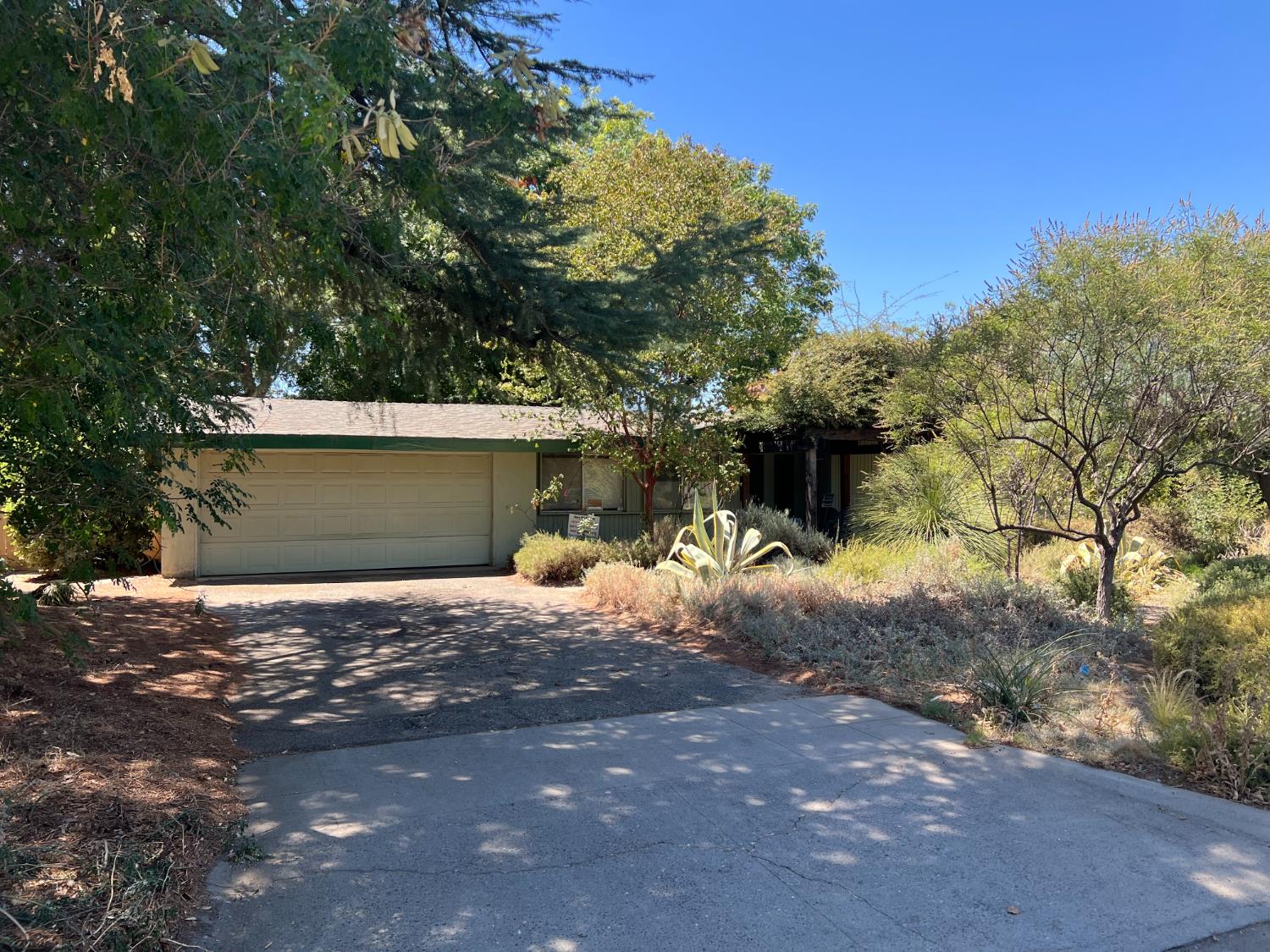 5493 N Roosevelt, Fresno, CA 93704