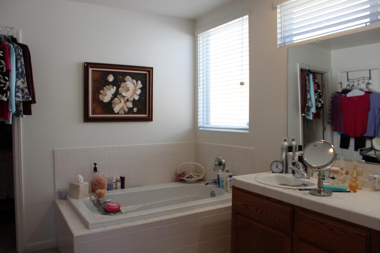 229 Lake St, Kingsburg, CA 93631