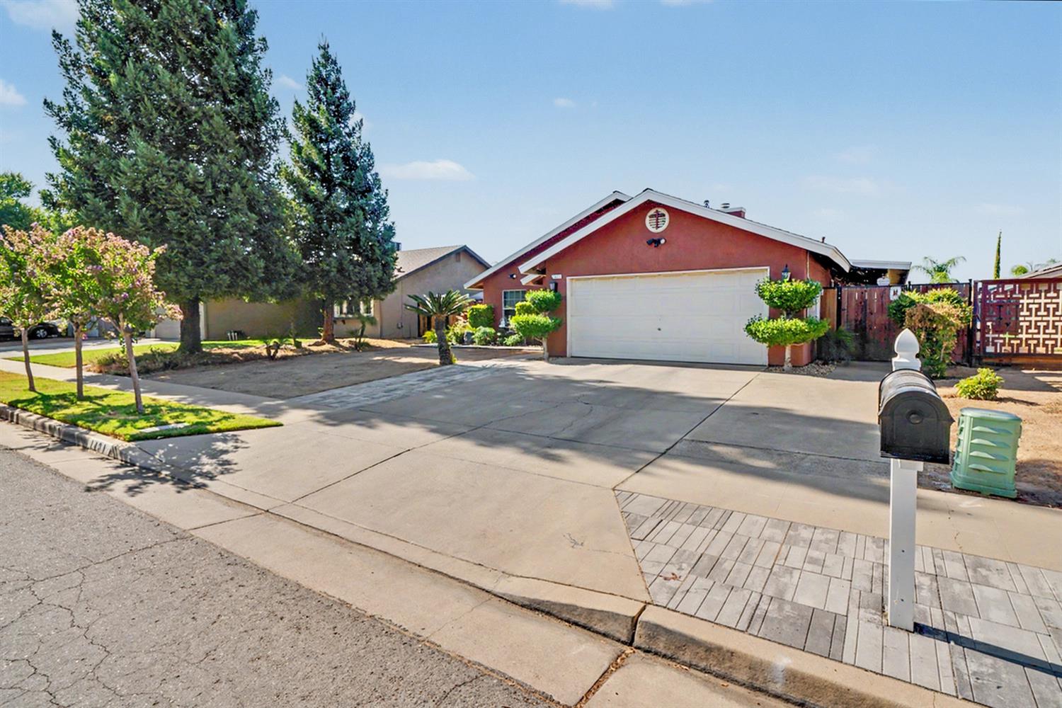 1431 Souza St, Orange Cove, CA 93646