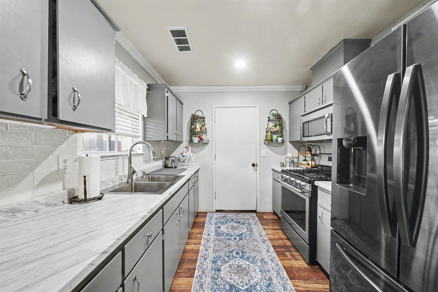 1431 Souza St, Orange Cove, CA 93646