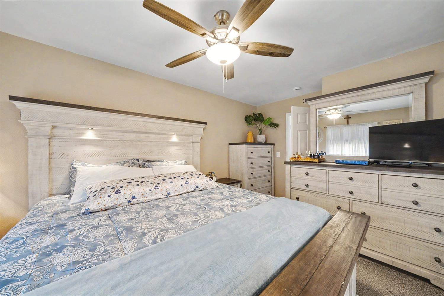 1431 Souza St, Orange Cove, CA 93646