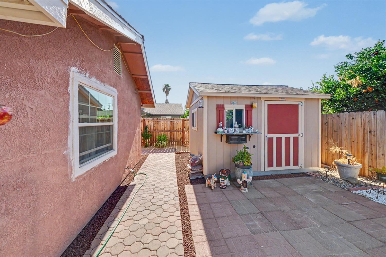 1431 Souza St, Orange Cove, CA 93646