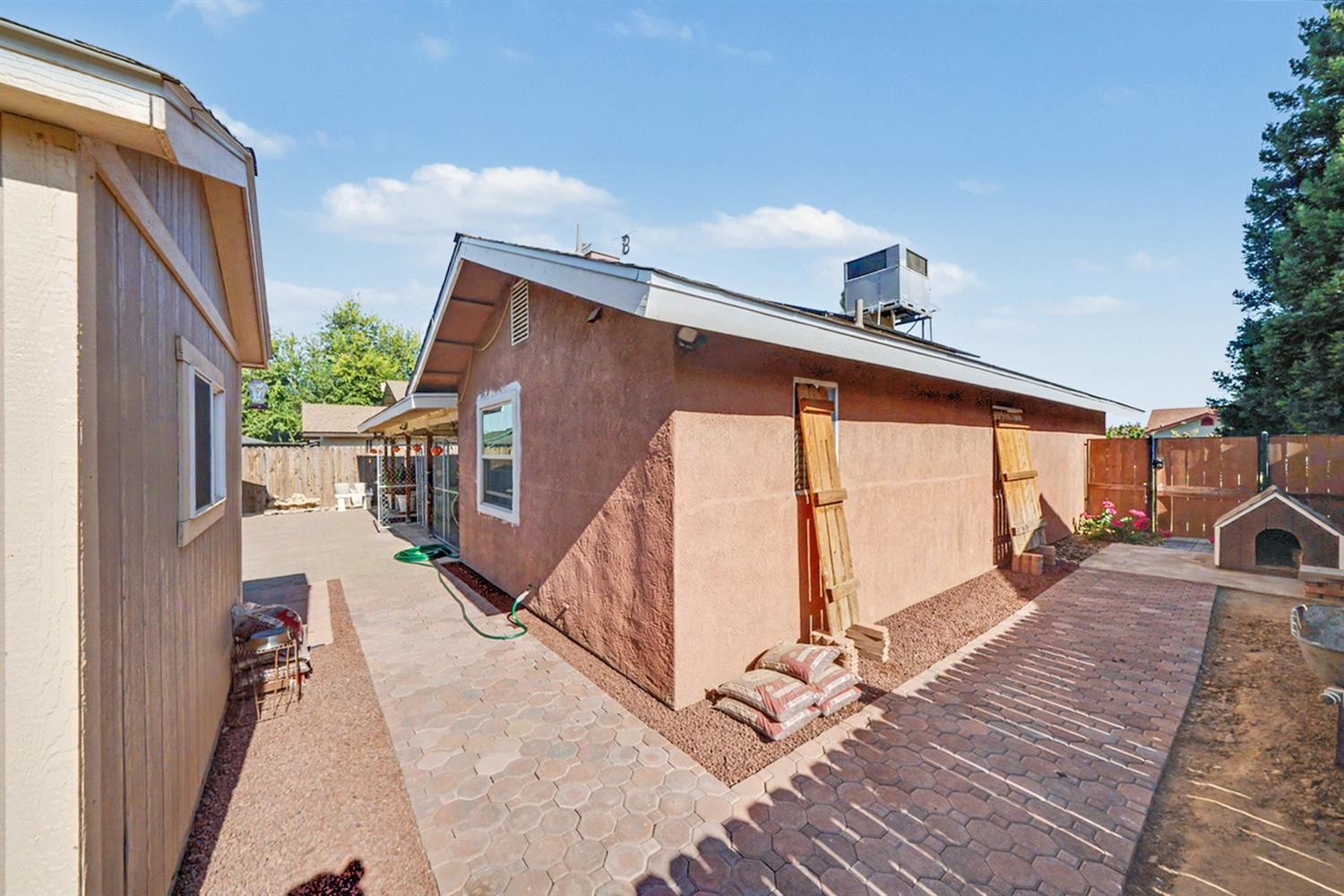 1431 Souza St, Orange Cove, CA 93646