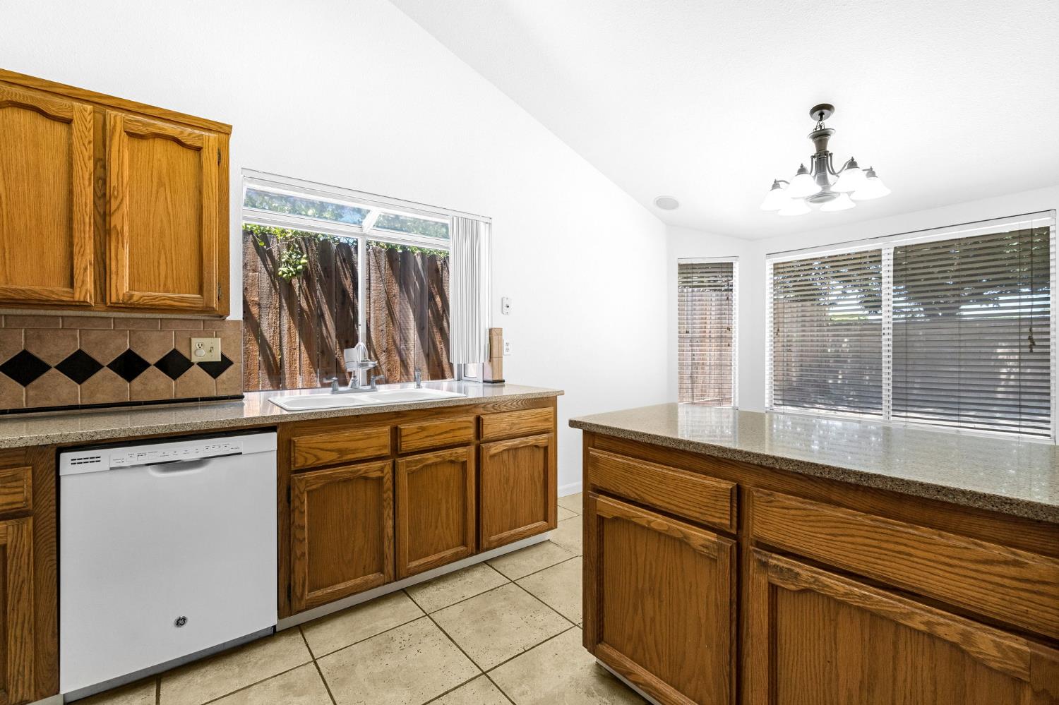 1355 Fremont Ave, Clovis, CA 93612