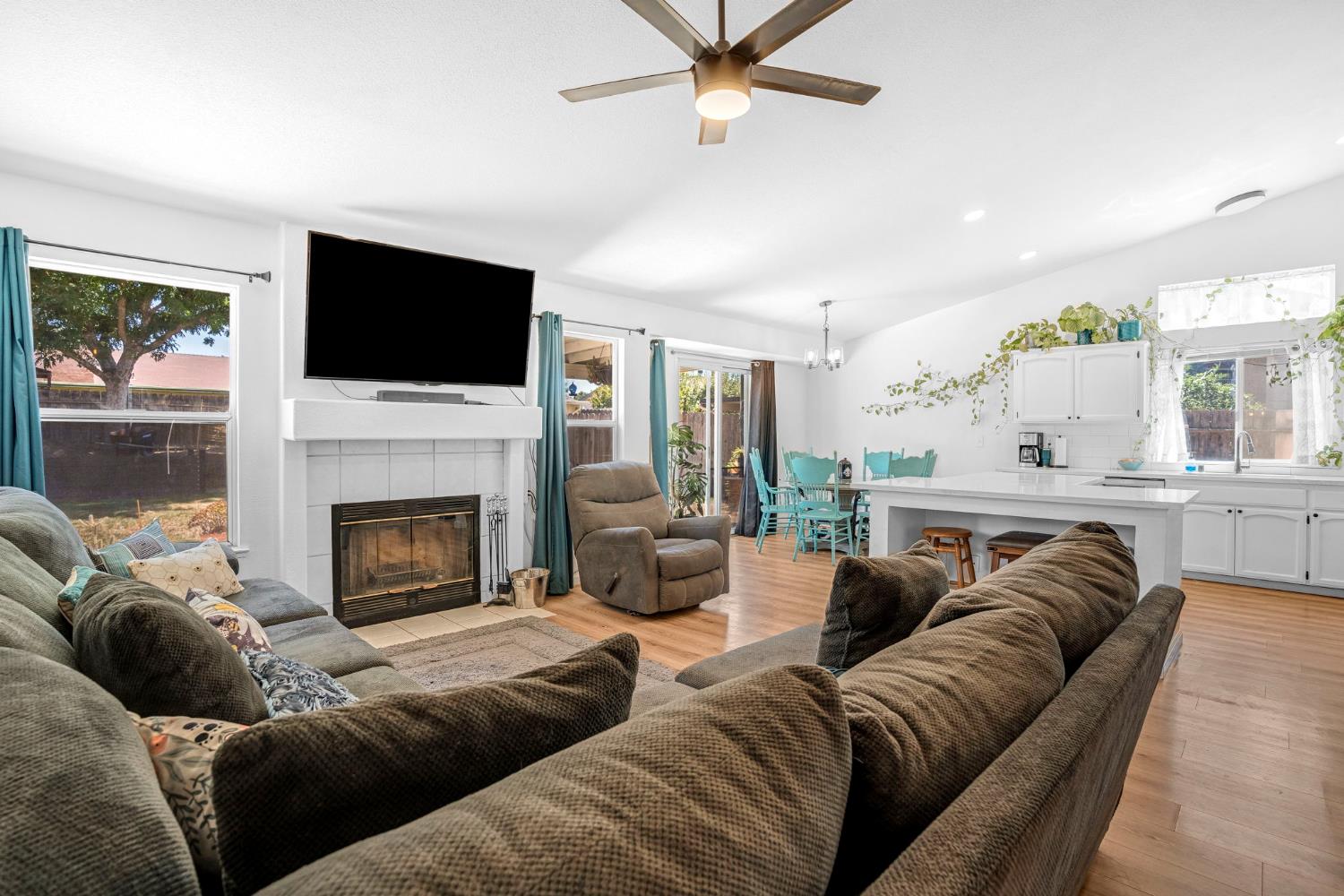 2086 Mitchell Ave, Selma, CA 93662