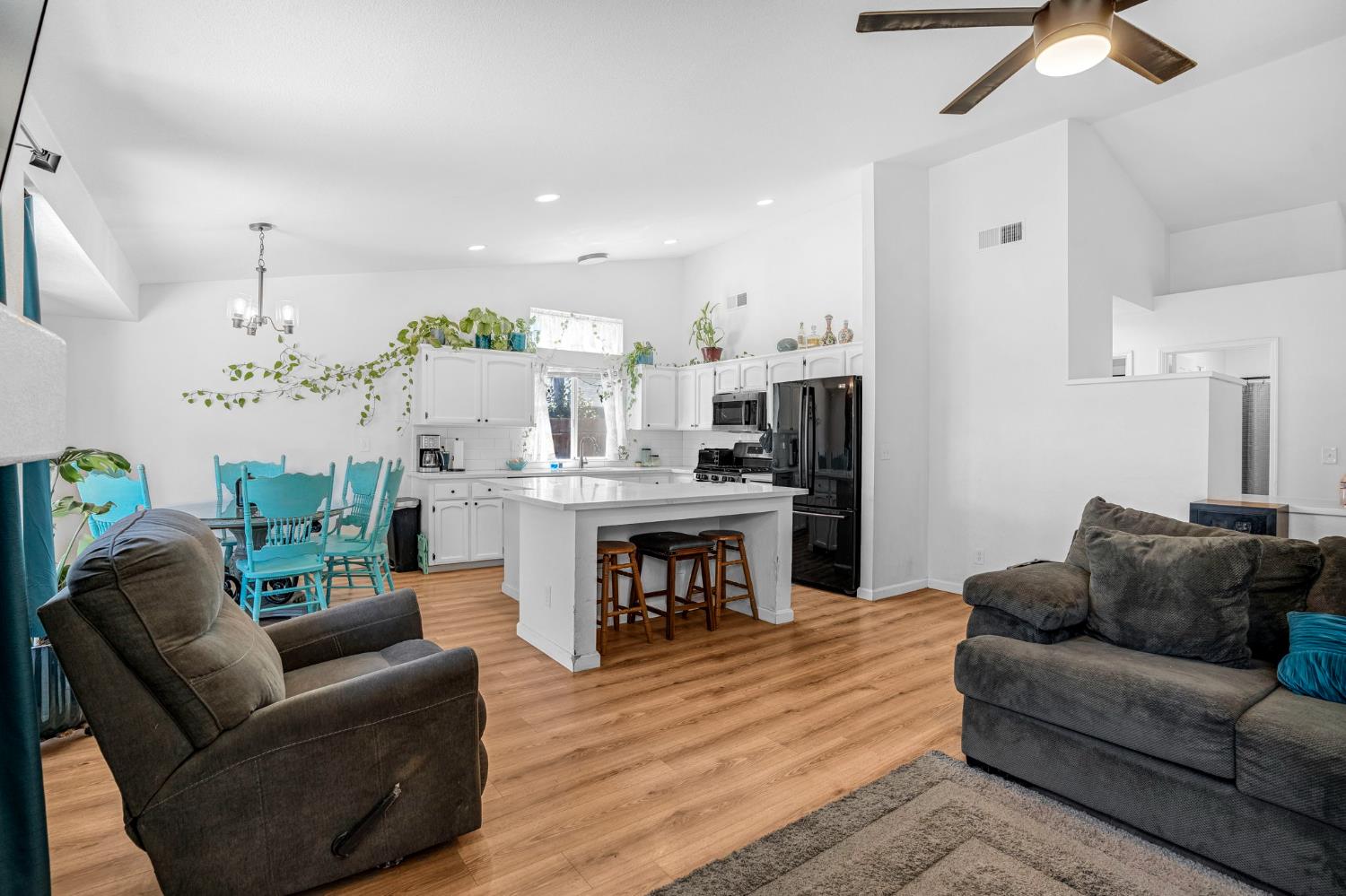 2086 Mitchell Ave, Selma, CA 93662