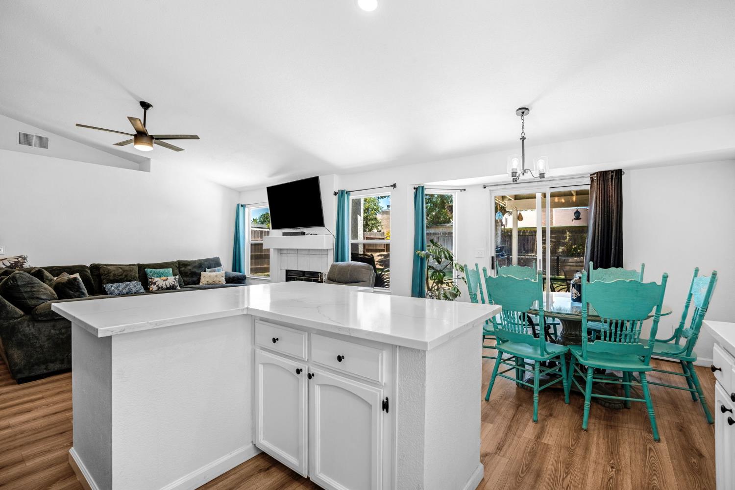 2086 Mitchell Ave, Selma, CA 93662