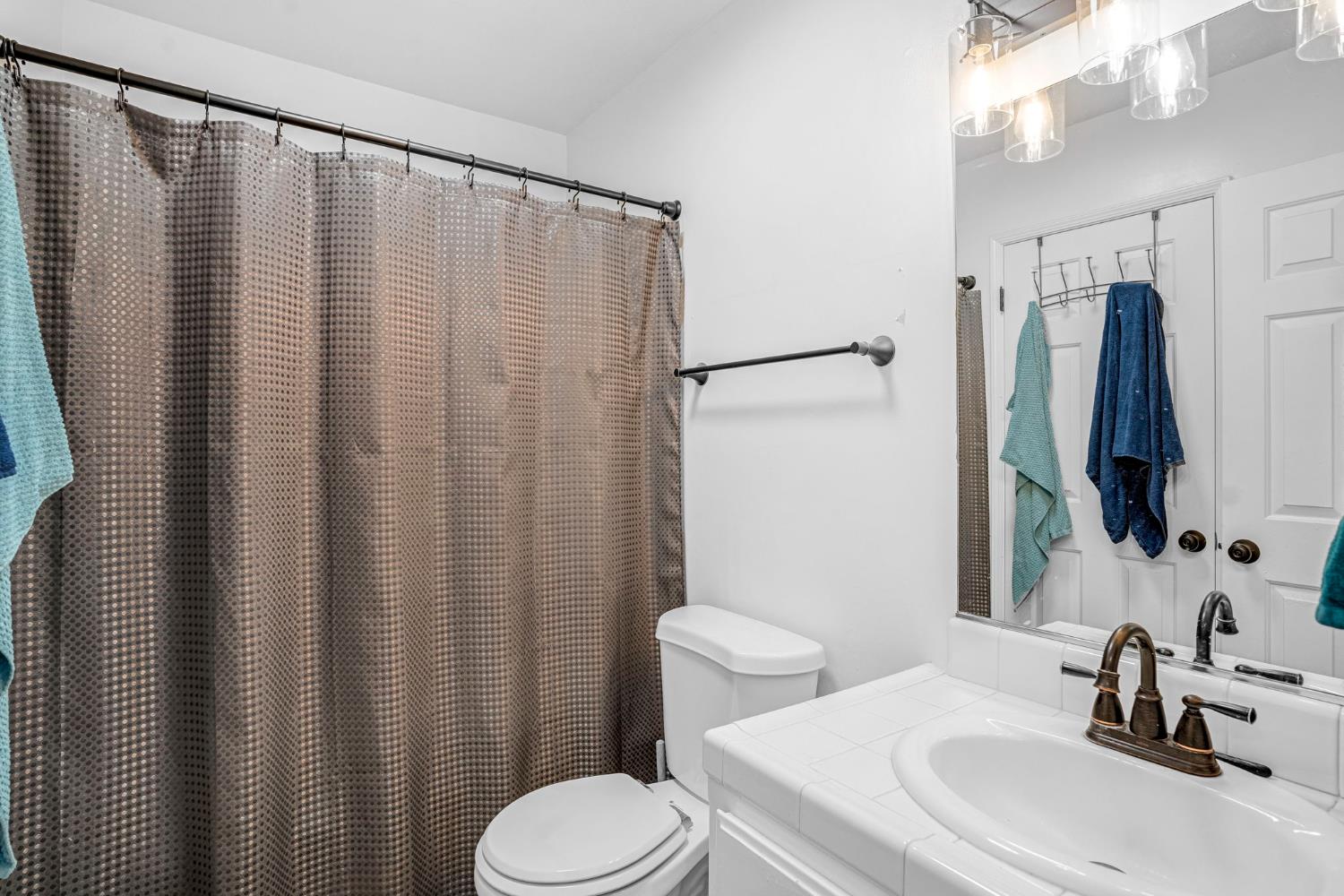 2086 Mitchell Ave, Selma, CA 93662