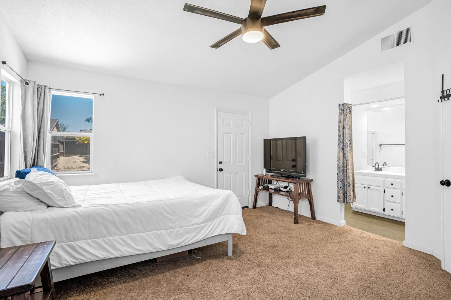 2086 Mitchell Ave, Selma, CA 93662
