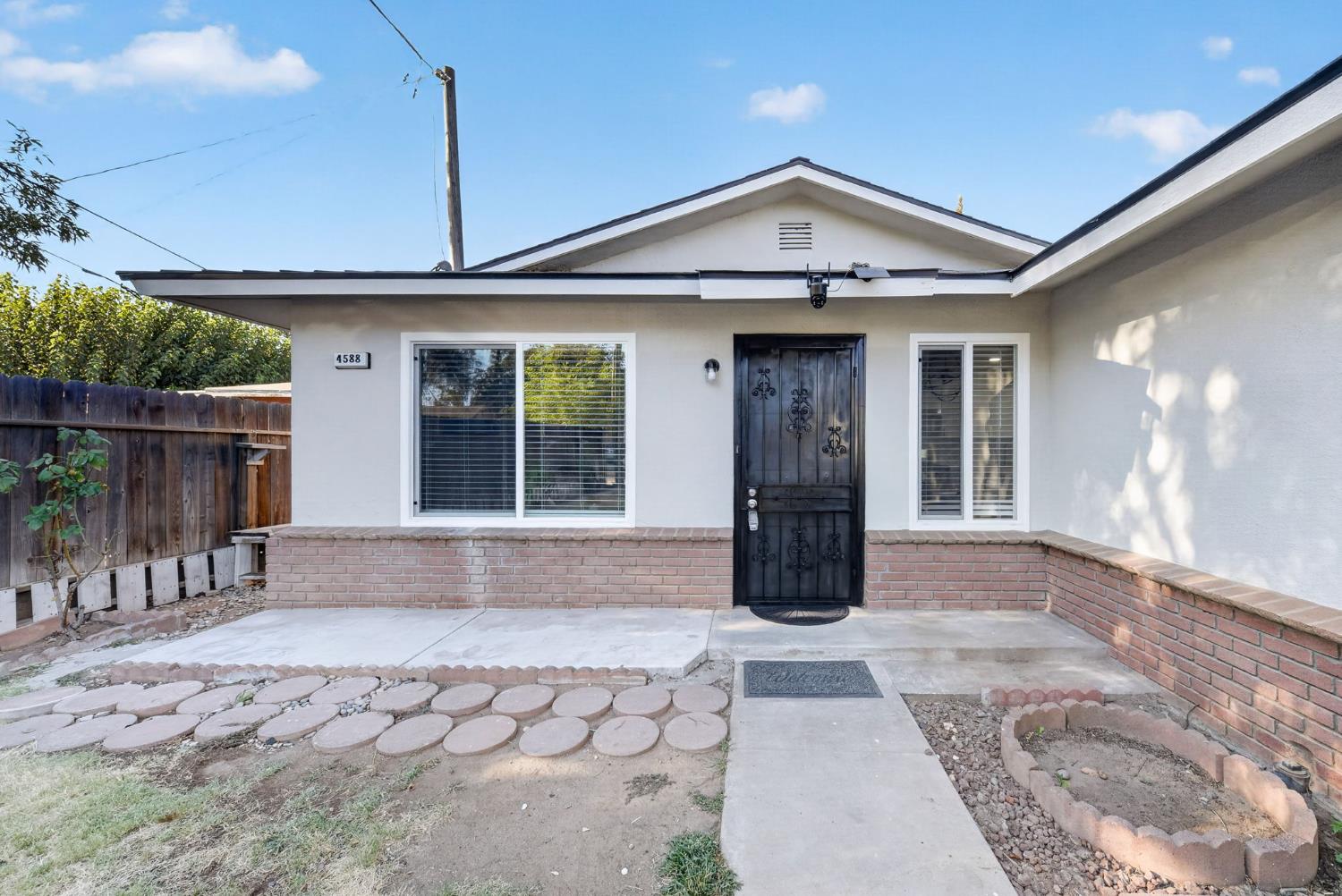 4588 E Woodward Ave, Fresno, CA 93702