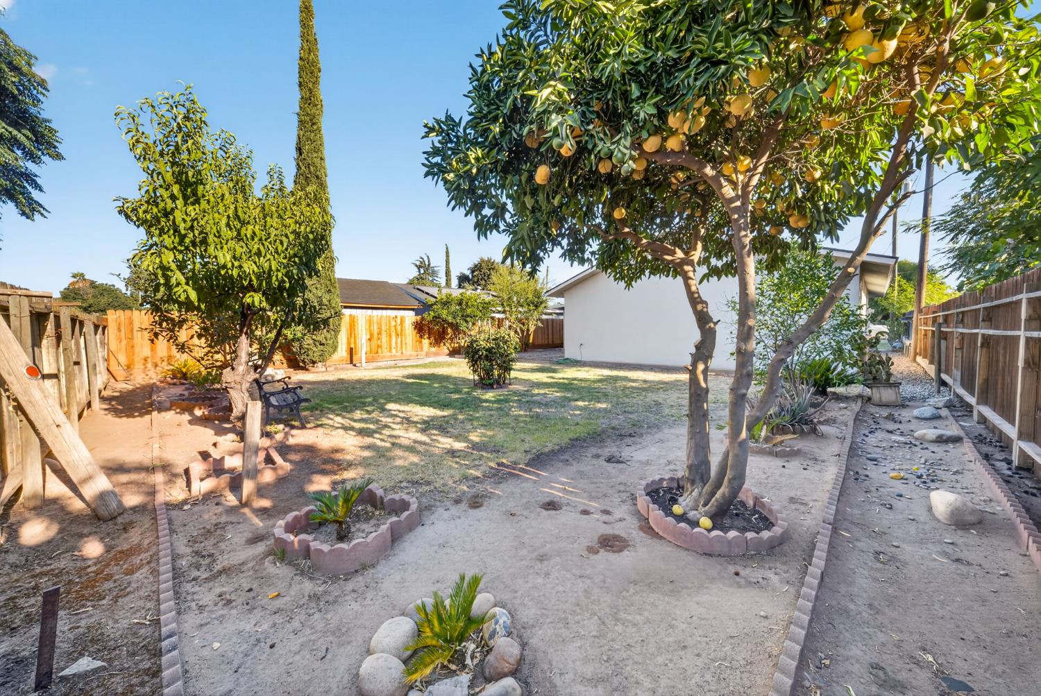 4588 E Woodward Ave, Fresno, CA 93702