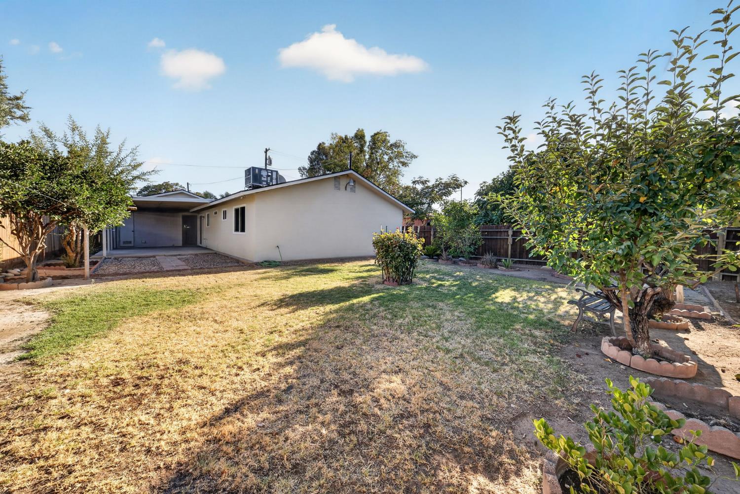 4588 E Woodward Ave, Fresno, CA 93702