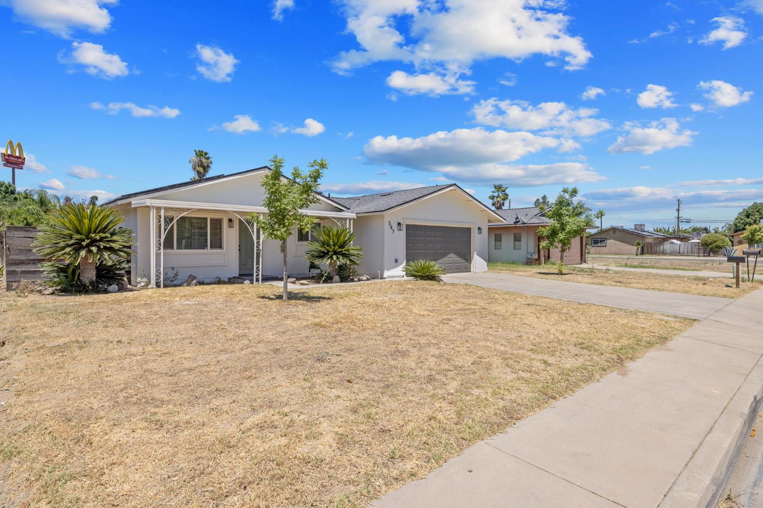 587 Sunset St, Kingsburg, CA 93631