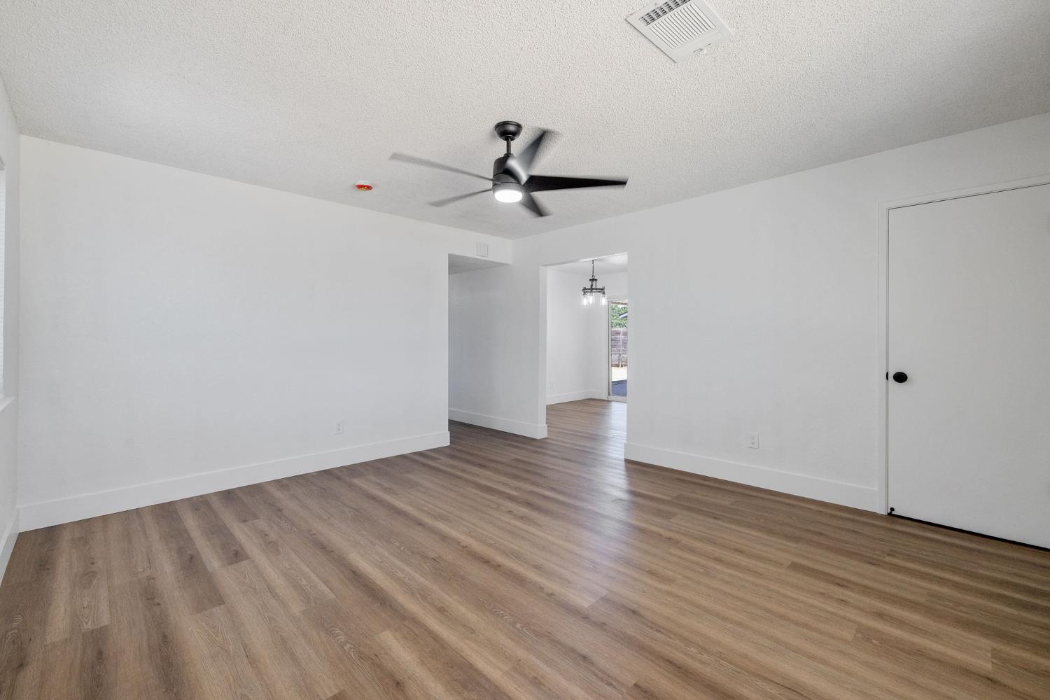 587 Sunset St, Kingsburg, CA 93631